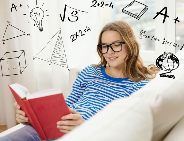 اوقات فراغت آموزش و پرورش و خانه لبخند زدن به دختر نوجوان در کتاب خواندن عینک و نشستن روی نیمکت در خانه