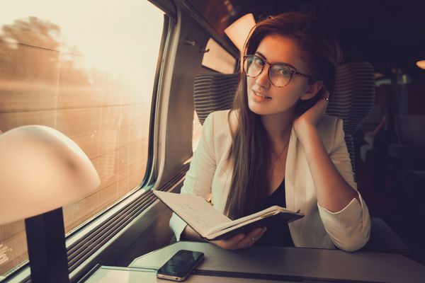 خواندن کتاب در قطار