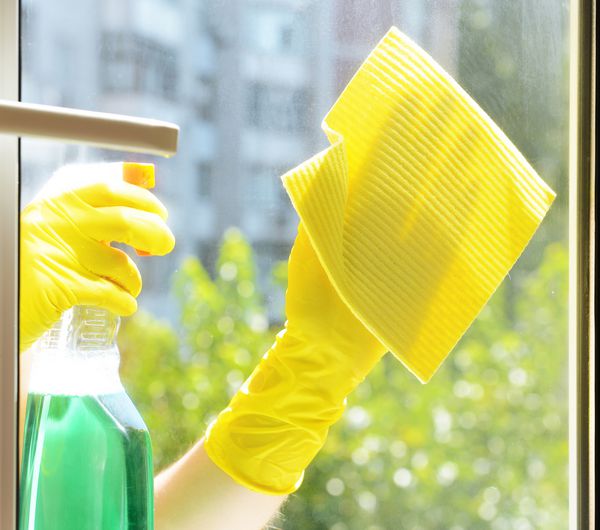 تمیز کردن پنجره ها با پارچه مخصوص و تمیز کننده