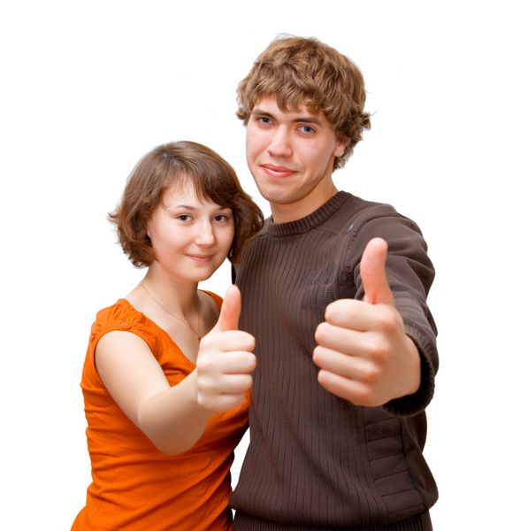 زن و شوهر جوان انگشت شست خود را بالا نگه دارند