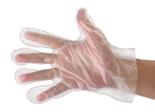 دست مرد پوشیده از دستکش پلاستیکی یکبار مصرف