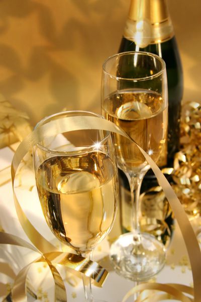 شیشه شامپاین فلوت دار نزدیک برای جشن آماده است