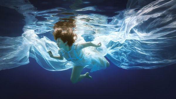 دختر با لباس زیبا زیر آب