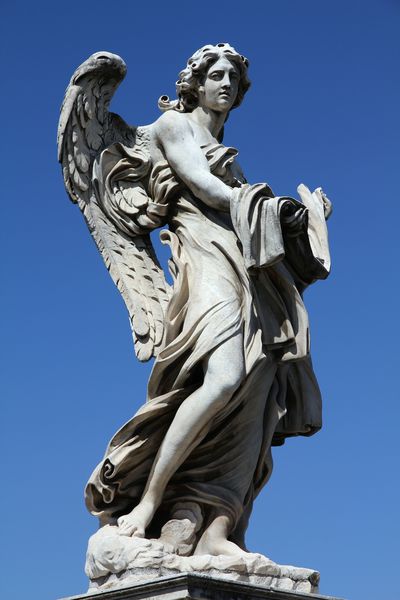 فرشته در رم ایتالیا یکی از فرشتگان معروف در پونته سانت amp x27؛ پل آنجلو فرشته با لباس و تاس مجسمه باروک توسط پائولو نالدینی