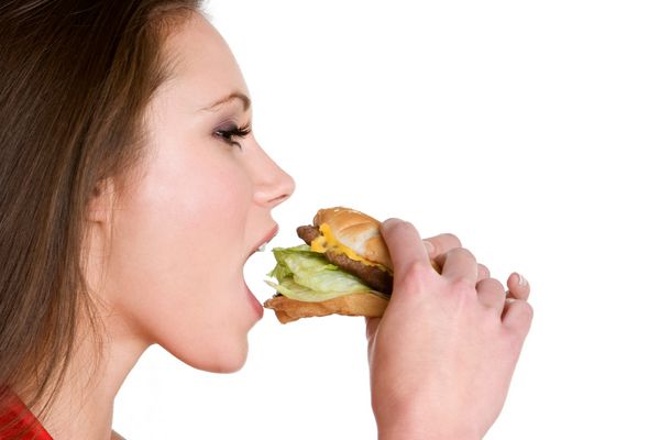 زن خوردن همبرگر