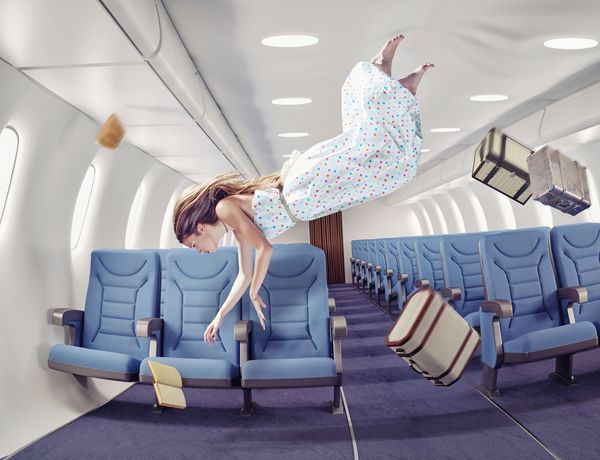 دختر پرواز در هواپیما مفهوم خلاق ترکیب عکس