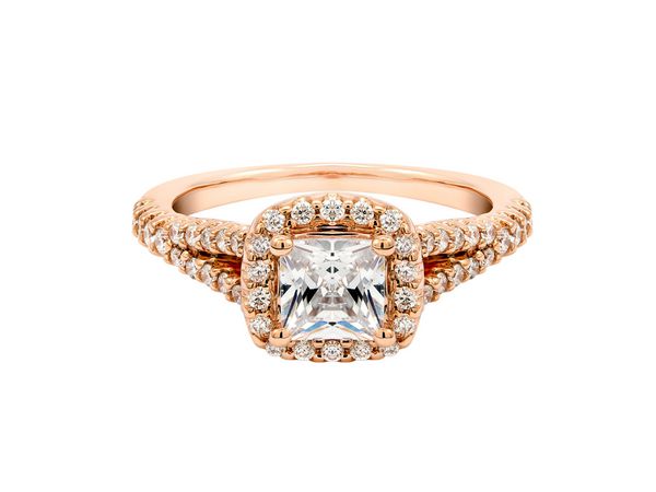 حلقه الماس طلای عروسی جدا شده در پس زمینه سفید