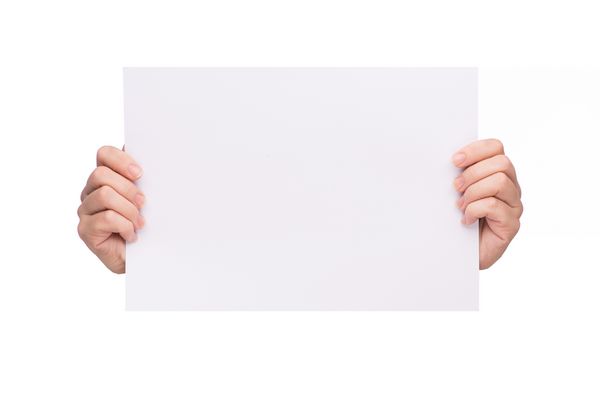 دست و کاغذ جدا شده بر روی زمینه سفید دست کاغذ تبلیغات