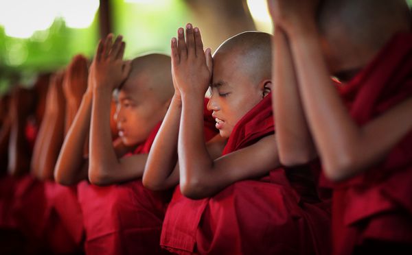 BAGAN MYANMAR 11 دسامبر 2013 تازه واردان برمه ناشناس در 11 دسامبر 2013 در Bagan میانمار در سال 2012 درگیری مداوم بین بودایی ها و مسلمانان میانمار آغاز شد
