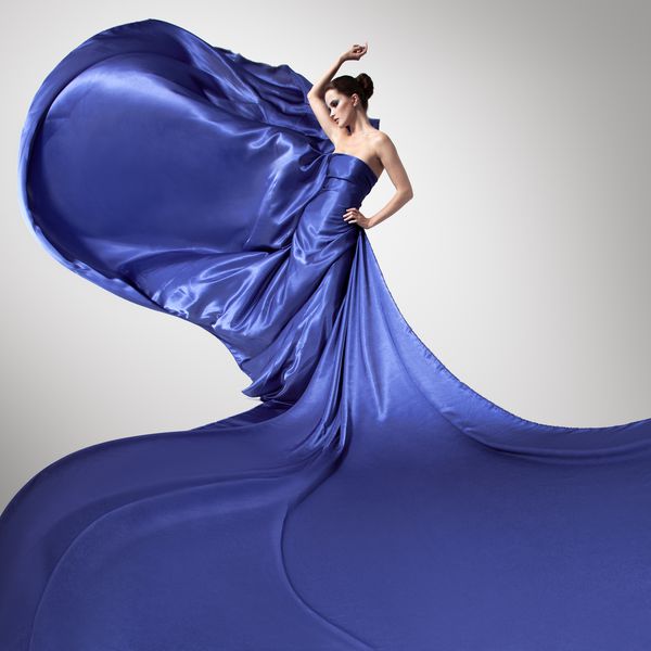 زن زیبایی جوان در لباس آبی پوشاننده
