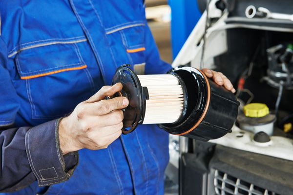 سرویس اتومبیل تعویض روغن موتور یا فیلتر سوخت