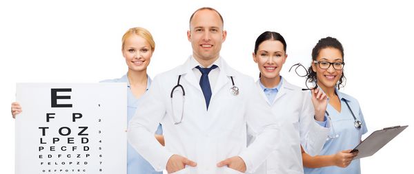 پزشکی حرفه ای کار گروهی و مفهوم مراقبت های بهداشتی گروه بین المللی پزشکان لبخند یا پزشکان با نمودار چشم کلیپ بورد و استتوسکوپهای بالای زمینه سفید