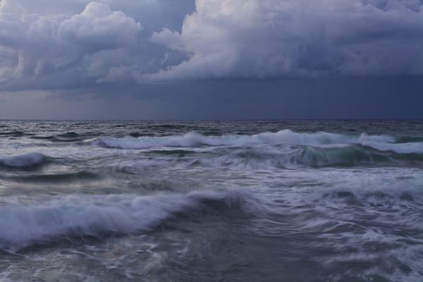 آسمان طوفانی بر فراز موج دریا
