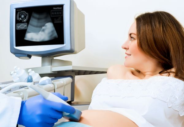 زن باردار جوان در سونوگرافی بررسی سلامت