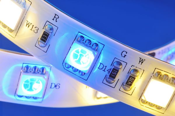 جزئیات کلان از یک نوار RGB-LED همراه با LED های گرم در نور افکن رنگی