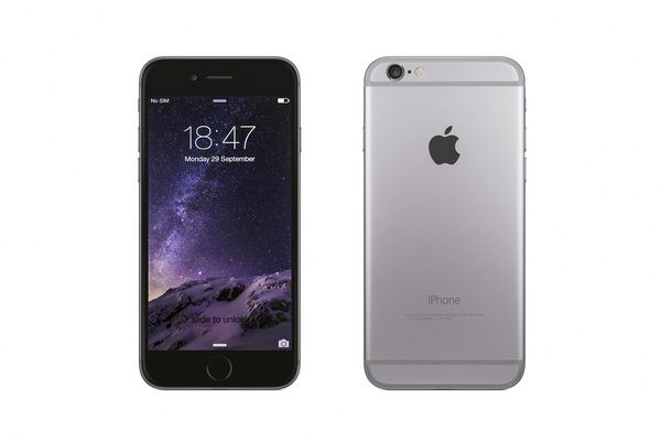نیویورک ایالات متحده آمریکا 07 دسامبر 2014 نمای جلو و عقب از یک فضای خاکستری فضا آیفون 6 که صفحه اصلی را با iOS8 نشان می دهد جدا شده روی سفید