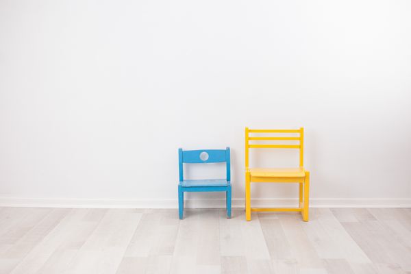 دو صندلی کودک پرنعمت روی دیوار سفید