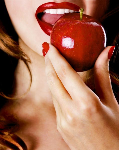 زن زیبا مدل دختر دختر دانشجو تاجر دبیر با لب صورتی پرنعمت یکپارچهسازی با سیستمعامل در حال خوردن یک سیب لب کننده closeup