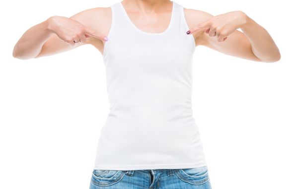 تی شرت سفید روی یک الگوی زن جوان جدا شده در پس زمینه سفید