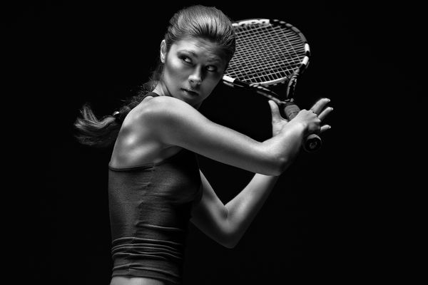 آماده ضربه تنیسور زن با راکت آماده ضربه زدن به توپ تنیس