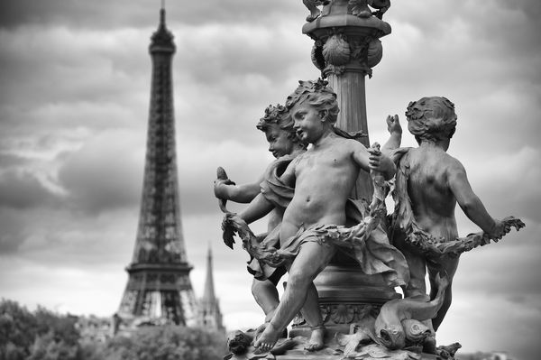 پاریس فرانسه پنت الکساندر سوم پل مجسمه های کربوب روی چراغ خیابان با برج ایفل به رنگ سیاه و سفید