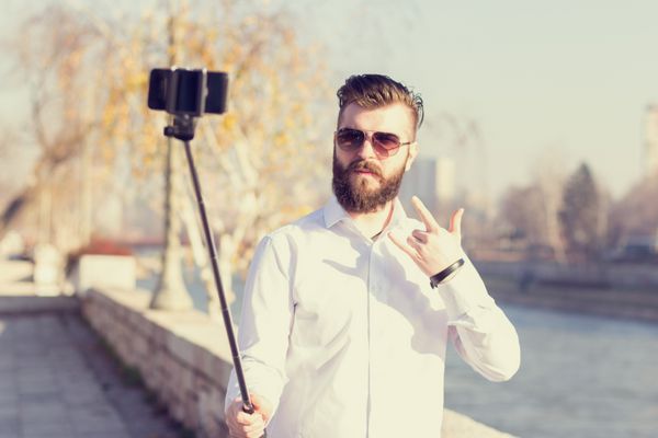 مرد ریش سبک Hipster با گرفتن سلفی با سلفی خود سلفی گرفت