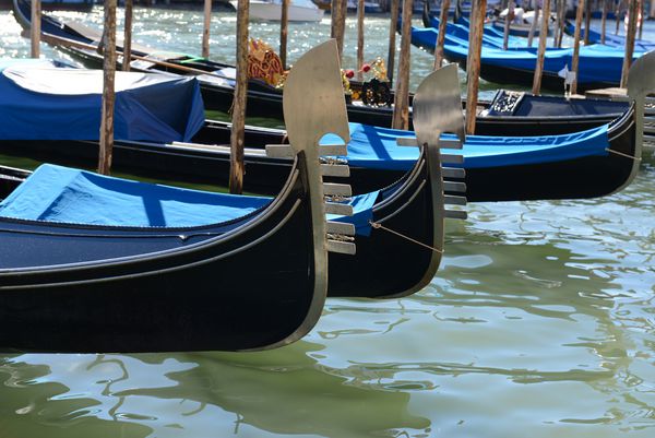 Gondolas در ونیز ایتالیا