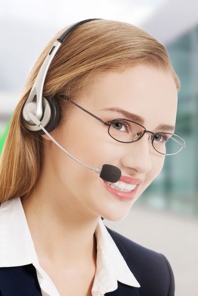 زن تجاری زیبا قفقازی در مرکز تماس