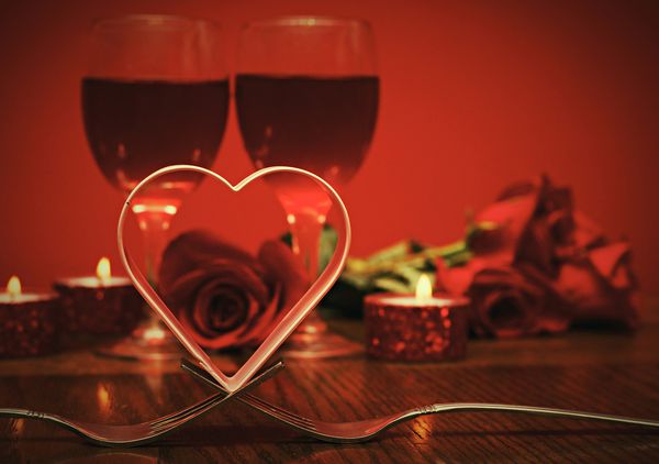 کارت یکپارچهسازی با سیستمعامل رمانتیک قلب فلزی بر روی چنگال برای ایده عشق روز ولنتاین