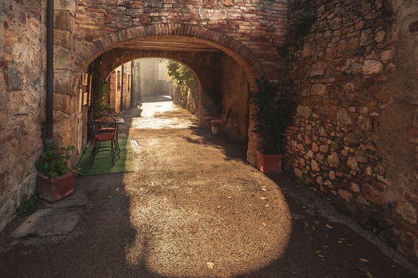 خیابان های ناشناخته در شهر قدیمی قرون وسطایی در ایتالیا
