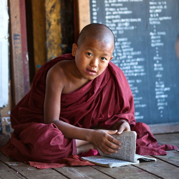 NYAUNG SHWE MYANMAR 16 ژانویه راهب تازه آموختن در مدرسه صومعه Shwe Yan Pyay در تاریخ 16 ژانویه 2011 در Nyaung Shwe میانمار