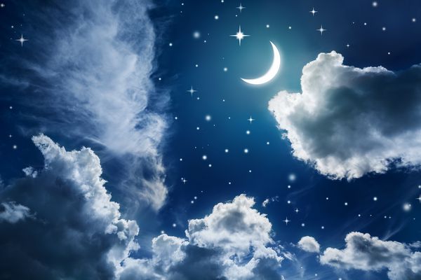 آسمان شب با ستاره و ماه