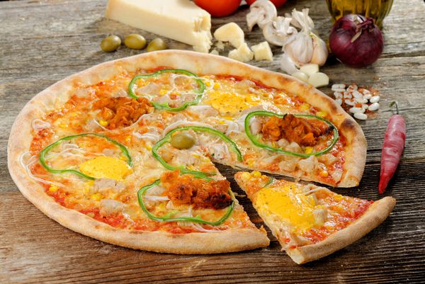 پیتزا به سبک مکزیکی با پنیر و مرغ نچو