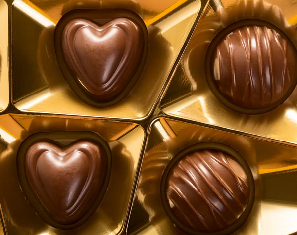 جعبه طلایی آب نبات شکلاتی که مفهوم عشق را نشان می دهد