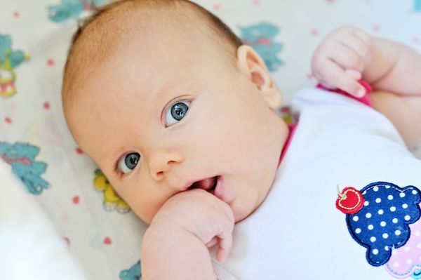 پرتره کودک شیرین با مشت در دهان