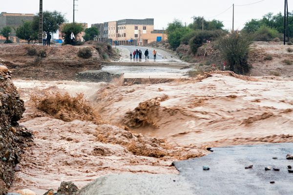 سیدی اویازیز مراکش 28 نوامبر جاری شدن سیل در منطقه Souss Massa Draa ​​مراکش 2014 یک رودخانه قدرتمند از آب تخریب شده در محل Sidi Ouaaziz