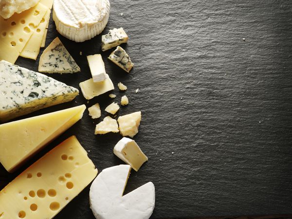انواع مختلف پنیر در تخته سیاه