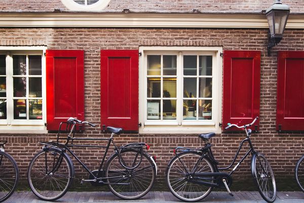 دوچرخه در خیابان در آمستردام هلند