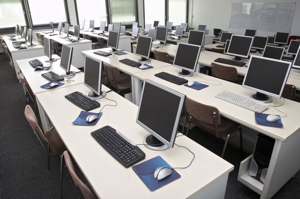 فضای داخلی کلاس با رایانه