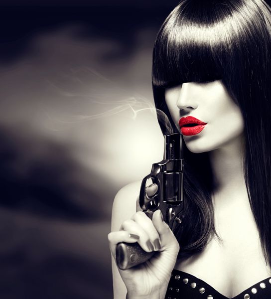 مدل زن با اسلحه پرتره سیاه و سفید بانوی زیبایی با Revver آرایش و مدل موهای عالی لبهای قرمز