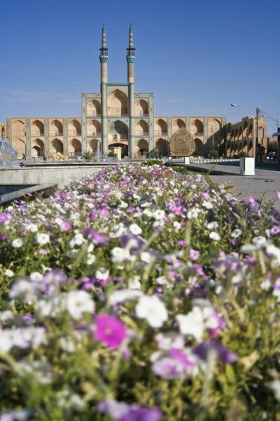 گل تزئین شده میدان میرقاق مفاخر یزد این نمای سه بعدی خیره کننده از تقیه بنایی که در مراسم برای یادبود وفات امام حسین ع مورد استفاده قرار می گیرد یکی از قابل تشخیص ترین