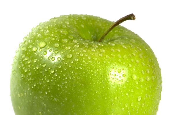 ماکرو سیب سبز مرطوب و جدا شده روی سفید
