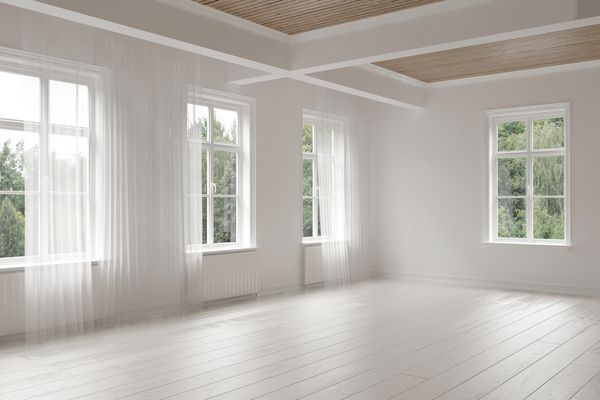اتاق بزرگ و بزرگ بارانی بزرگ و بارانی سفید که توسط پنجره های بی شماری مشرف به درختان سبز برای قرار دادن مبلمان شما روشن شده است ارائه 3 بعدی