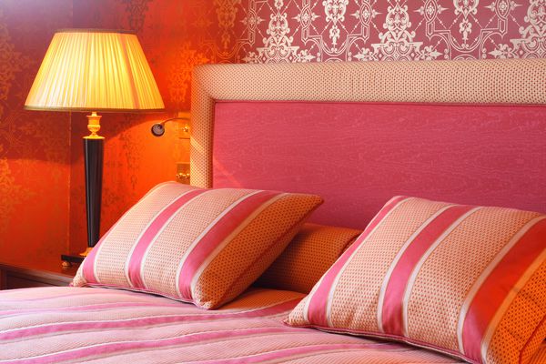 اتاق خواب معمولی با بالش های راحت و دو تخته