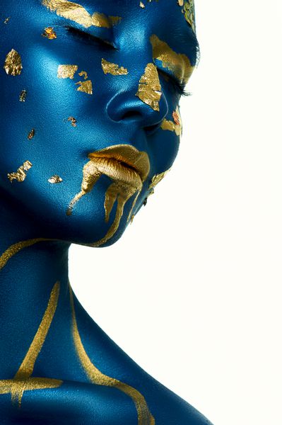 آرایش هالووین دختر بیگانه پوست آبی براق و طلایی