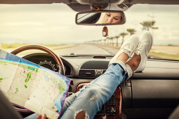 زن جوان مسافر اتومبیل به تنهایی با نقشه