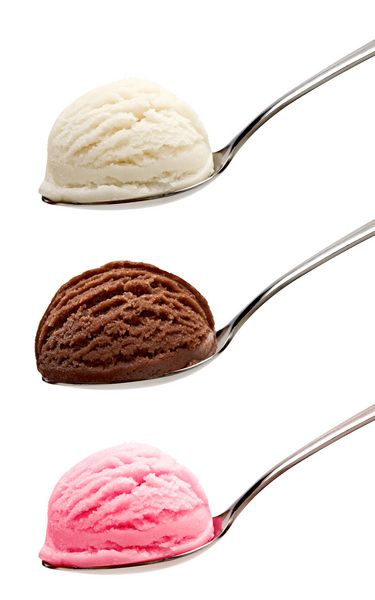 بستنی توت فرنگی وانیلی و شکلاتی را در قاشق های جدا شده در زمینه سفید جدا می کنیم