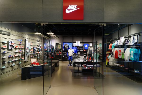 شانگهای چین اول ماه مه 2015؛ فروشگاه اینترنتی مفهوم شیوه زندگی نایک نایک یکی از مارک های معروف ورزشی ورزشی در سراسر جهان است و یکی از بزرگترین عرضه کنندگان کفش و پوشاک ورزشی است