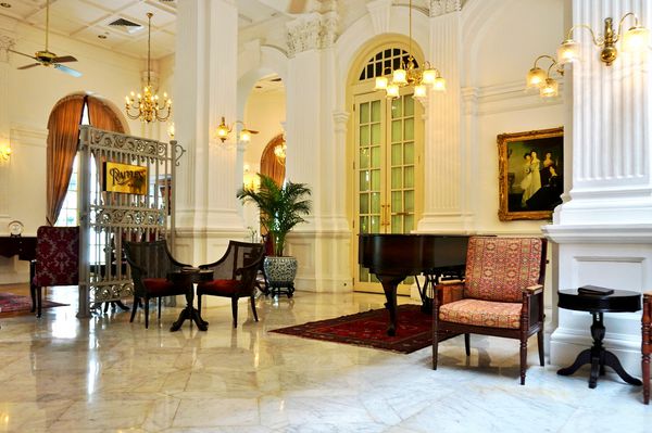 SINGAPORE -17 آوریل 2015 در سال 1887 افتتاح و در منطقه سیویک واقع شده است هتل رافلز به سبک استعماری معروف ترین هتل لوکس در سنگاپور و یک مکان دیدنی تاریخی است