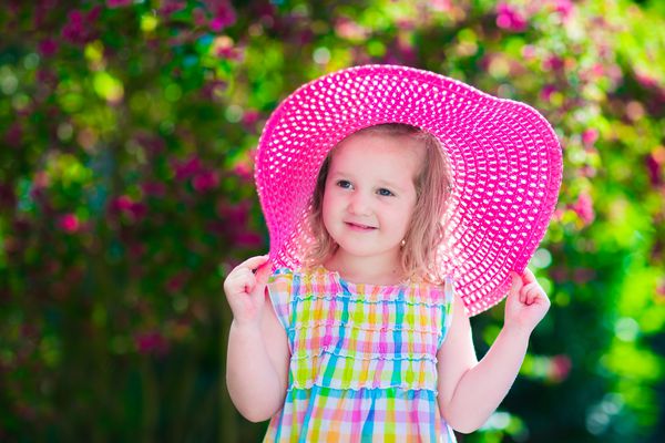 دختر کوچولوی ناز با گل کودک با پوشیدن کلاه صورتی در یک باغ تابستانی شکوفه باغبانی بچه ها کودکان در خارج از منزل بازی می کنند کودک نو پا با دسته گل برای روز تولد یا مادر amp x27؛ s